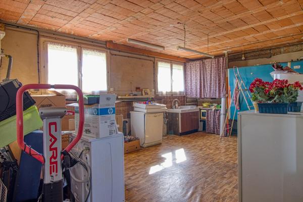 Maison traditionnelle des années 70 avec sous-sol complet et grand jardin avec un puits