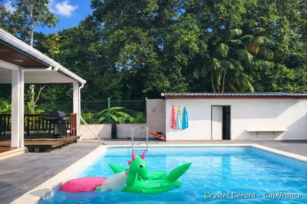 Villa avec piscine, 5 pièces à REMIRE MONTJOLY (973)