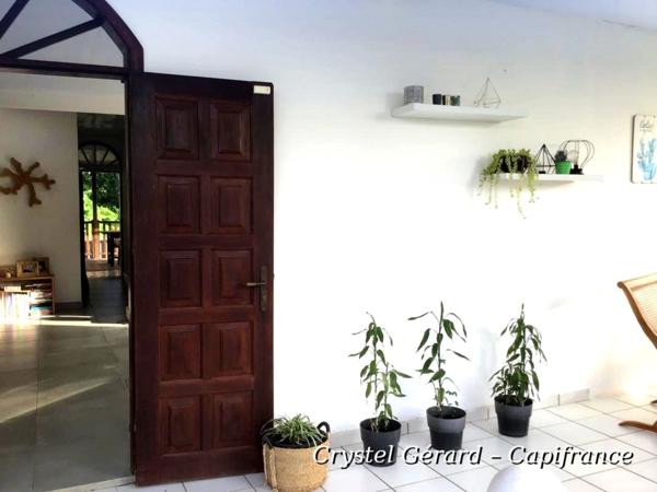 Villa avec piscine, 5 pièces à REMIRE MONTJOLY (973)