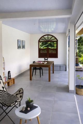 Villa avec piscine, 5 pièces à REMIRE MONTJOLY (973)