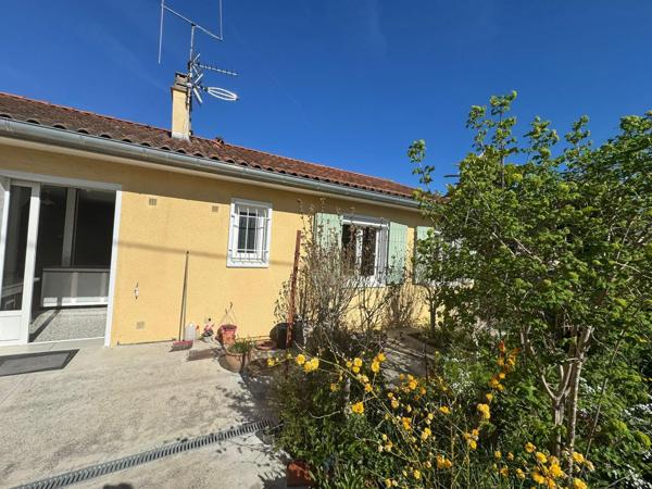 Maison avec jardin , garage et un atelier, des commodités juste à pied !