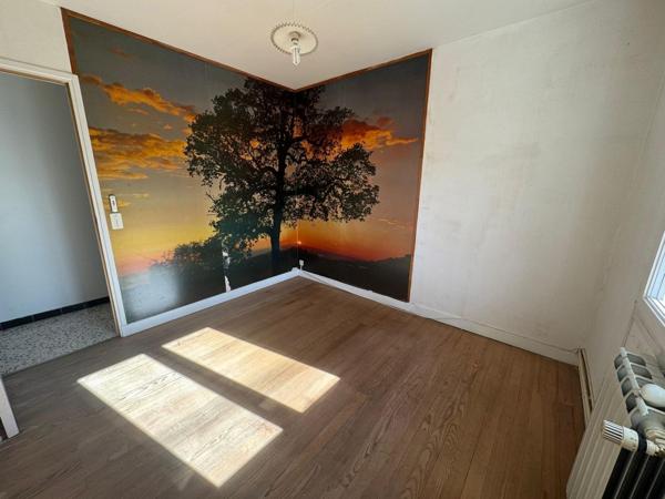 Maison avec jardin , garage et un atelier, des commodités juste à pied !