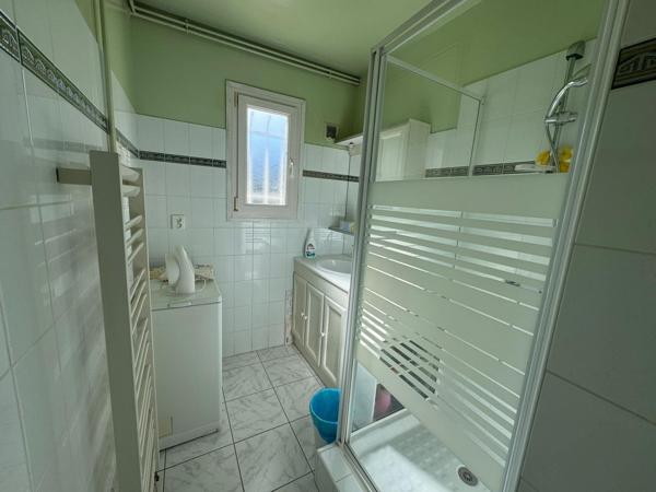 Maison avec jardin , garage et un atelier, des commodités juste à pied !