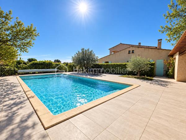 EXCLUSIVITÉ – PLATEAU DE PUYRICARD, CHEMIN D’OLIVARY. Au calme absolu, dans l’un des secteurs les plus recherchés d’Aix-en-Provence, découvrez cette propriété d’environ 230 m², implantée sur un superbe terrain arboré de 6 200 m² avec piscine et pool house.

La propriété comprend une maison principale T5 d’environ 200 m², principalement de plain-pied, ainsi qu’un T2 indépendant de 32 m² construit en 2019, idéal pour recevoir famille et amis, télétravailler ou envisager un revenu locatif.

La maison principale offre une belle pièce de vie avec séjour et cuisine semi-ouverte, prolongée par une vaste véranda lumineuse ouverte sur la nature. Le rez-de-chaussée comprend 3 chambres, 2 salles d’eau, un WC indépendant et une pièce supplémentaire pouvant devenir une chambre, un bureau, une salle de jeux ou une buanderie.

À l’étage, une mezzanine dessert une suite parentale avec salle d’eau et terrasse, bénéficiant d’une vue dégagée sur la campagne environnante.

À l’extérieur, le terrain de plus de 6 000 m², agrémenté de nombreux arbres, accueille une piscine avec pool house dans un environnement verdoyant et particulièrement calme, entre vignes et massif de la Trévaresse.

Les + : secteur recherché de Puyricard • Aix-en-Provence • 230 m² habitables • terrain 6 200 m² • piscine • pool house • T2 indépendant • maison principalement de plain-pied • chauffage au sol • fosse septique récente et conforme • eau du Canal de Provence • environnement naturel préservé.