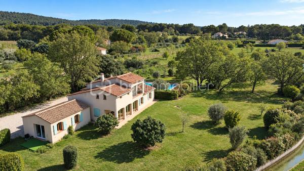 EXCLUSIVITÉ – PLATEAU DE PUYRICARD, CHEMIN D’OLIVARY. Au calme absolu, dans l’un des secteurs les plus recherchés d’Aix-en-Provence, découvrez cette propriété d’environ 230 m², implantée sur un superbe terrain arboré de 6 200 m² avec piscine et pool house.

La propriété comprend une maison principale T5 d’environ 200 m², principalement de plain-pied, ainsi qu’un T2 indépendant de 32 m² construit en 2019, idéal pour recevoir famille et amis, télétravailler ou envisager un revenu locatif.

La maison principale offre une belle pièce de vie avec séjour et cuisine semi-ouverte, prolongée par une vaste véranda lumineuse ouverte sur la nature. Le rez-de-chaussée comprend 3 chambres, 2 salles d’eau, un WC indépendant et une pièce supplémentaire pouvant devenir une chambre, un bureau, une salle de jeux ou une buanderie.

À l’étage, une mezzanine dessert une suite parentale avec salle d’eau et terrasse, bénéficiant d’une vue dégagée sur la campagne environnante.

À l’extérieur, le terrain de plus de 6 000 m², agrémenté de nombreux arbres, accueille une piscine avec pool house dans un environnement verdoyant et particulièrement calme, entre vignes et massif de la Trévaresse.

Les + : secteur recherché de Puyricard • Aix-en-Provence • 230 m² habitables • terrain 6 200 m² • piscine • pool house • T2 indépendant • maison principalement de plain-pied • chauffage au sol • fosse septique récente et conforme • eau du Canal de Provence • environnement naturel préservé.