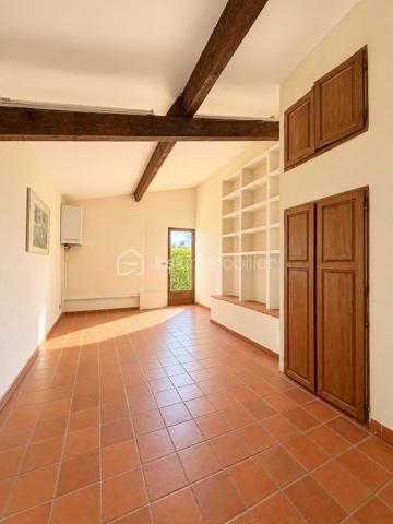 EXCLUSIVITÉ – PLATEAU DE PUYRICARD, CHEMIN D’OLIVARY. Au calme absolu, dans l’un des secteurs les plus recherchés d’Aix-en-Provence, découvrez cette propriété d’environ 230 m², implantée sur un superbe terrain arboré de 6 200 m² avec piscine et pool house.

La propriété comprend une maison principale T5 d’environ 200 m², principalement de plain-pied, ainsi qu’un T2 indépendant de 32 m² construit en 2019, idéal pour recevoir famille et amis, télétravailler ou envisager un revenu locatif.

La maison principale offre une belle pièce de vie avec séjour et cuisine semi-ouverte, prolongée par une vaste véranda lumineuse ouverte sur la nature. Le rez-de-chaussée comprend 3 chambres, 2 salles d’eau, un WC indépendant et une pièce supplémentaire pouvant devenir une chambre, un bureau, une salle de jeux ou une buanderie.

À l’étage, une mezzanine dessert une suite parentale avec salle d’eau et terrasse, bénéficiant d’une vue dégagée sur la campagne environnante.

À l’extérieur, le terrain de plus de 6 000 m², agrémenté de nombreux arbres, accueille une piscine avec pool house dans un environnement verdoyant et particulièrement calme, entre vignes et massif de la Trévaresse.

Les + : secteur recherché de Puyricard • Aix-en-Provence • 230 m² habitables • terrain 6 200 m² • piscine • pool house • T2 indépendant • maison principalement de plain-pied • chauffage au sol • fosse septique récente et conforme • eau du Canal de Provence • environnement naturel préservé.