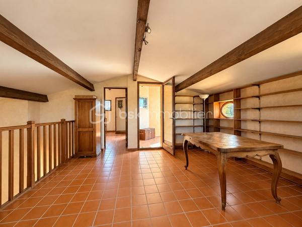 EXCLUSIVITÉ – PLATEAU DE PUYRICARD, CHEMIN D’OLIVARY. Au calme absolu, dans l’un des secteurs les plus recherchés d’Aix-en-Provence, découvrez cette propriété d’environ 230 m², implantée sur un superbe terrain arboré de 6 200 m² avec piscine et pool house.

La propriété comprend une maison principale T5 d’environ 200 m², principalement de plain-pied, ainsi qu’un T2 indépendant de 32 m² construit en 2019, idéal pour recevoir famille et amis, télétravailler ou envisager un revenu locatif.

La maison principale offre une belle pièce de vie avec séjour et cuisine semi-ouverte, prolongée par une vaste véranda lumineuse ouverte sur la nature. Le rez-de-chaussée comprend 3 chambres, 2 salles d’eau, un WC indépendant et une pièce supplémentaire pouvant devenir une chambre, un bureau, une salle de jeux ou une buanderie.

À l’étage, une mezzanine dessert une suite parentale avec salle d’eau et terrasse, bénéficiant d’une vue dégagée sur la campagne environnante.

À l’extérieur, le terrain de plus de 6 000 m², agrémenté de nombreux arbres, accueille une piscine avec pool house dans un environnement verdoyant et particulièrement calme, entre vignes et massif de la Trévaresse.

Les + : secteur recherché de Puyricard • Aix-en-Provence • 230 m² habitables • terrain 6 200 m² • piscine • pool house • T2 indépendant • maison principalement de plain-pied • chauffage au sol • fosse septique récente et conforme • eau du Canal de Provence • environnement naturel préservé.
