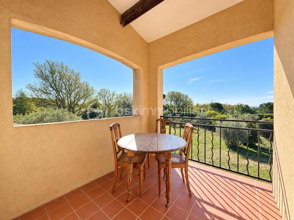 EXCLUSIVITÉ – PLATEAU DE PUYRICARD, CHEMIN D’OLIVARY. Au calme absolu, dans l’un des secteurs les plus recherchés d’Aix-en-Provence, découvrez cette propriété d’environ 230 m², implantée sur un superbe terrain arboré de 6 200 m² avec piscine et pool house.

La propriété comprend une maison principale T5 d’environ 200 m², principalement de plain-pied, ainsi qu’un T2 indépendant de 32 m² construit en 2019, idéal pour recevoir famille et amis, télétravailler ou envisager un revenu locatif.

La maison principale offre une belle pièce de vie avec séjour et cuisine semi-ouverte, prolongée par une vaste véranda lumineuse ouverte sur la nature. Le rez-de-chaussée comprend 3 chambres, 2 salles d’eau, un WC indépendant et une pièce supplémentaire pouvant devenir une chambre, un bureau, une salle de jeux ou une buanderie.

À l’étage, une mezzanine dessert une suite parentale avec salle d’eau et terrasse, bénéficiant d’une vue dégagée sur la campagne environnante.

À l’extérieur, le terrain de plus de 6 000 m², agrémenté de nombreux arbres, accueille une piscine avec pool house dans un environnement verdoyant et particulièrement calme, entre vignes et massif de la Trévaresse.

Les + : secteur recherché de Puyricard • Aix-en-Provence • 230 m² habitables • terrain 6 200 m² • piscine • pool house • T2 indépendant • maison principalement de plain-pied • chauffage au sol • fosse septique récente et conforme • eau du Canal de Provence • environnement naturel préservé.