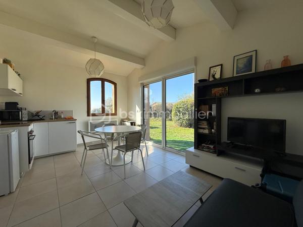 EXCLUSIVITÉ – PLATEAU DE PUYRICARD, CHEMIN D’OLIVARY. Au calme absolu, dans l’un des secteurs les plus recherchés d’Aix-en-Provence, découvrez cette propriété d’environ 230 m², implantée sur un superbe terrain arboré de 6 200 m² avec piscine et pool house.

La propriété comprend une maison principale T5 d’environ 200 m², principalement de plain-pied, ainsi qu’un T2 indépendant de 32 m² construit en 2019, idéal pour recevoir famille et amis, télétravailler ou envisager un revenu locatif.

La maison principale offre une belle pièce de vie avec séjour et cuisine semi-ouverte, prolongée par une vaste véranda lumineuse ouverte sur la nature. Le rez-de-chaussée comprend 3 chambres, 2 salles d’eau, un WC indépendant et une pièce supplémentaire pouvant devenir une chambre, un bureau, une salle de jeux ou une buanderie.

À l’étage, une mezzanine dessert une suite parentale avec salle d’eau et terrasse, bénéficiant d’une vue dégagée sur la campagne environnante.

À l’extérieur, le terrain de plus de 6 000 m², agrémenté de nombreux arbres, accueille une piscine avec pool house dans un environnement verdoyant et particulièrement calme, entre vignes et massif de la Trévaresse.

Les + : secteur recherché de Puyricard • Aix-en-Provence • 230 m² habitables • terrain 6 200 m² • piscine • pool house • T2 indépendant • maison principalement de plain-pied • chauffage au sol • fosse septique récente et conforme • eau du Canal de Provence • environnement naturel préservé.