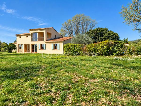 EXCLUSIVITÉ – PLATEAU DE PUYRICARD, CHEMIN D’OLIVARY. Au calme absolu, dans l’un des secteurs les plus recherchés d’Aix-en-Provence, découvrez cette propriété d’environ 230 m², implantée sur un superbe terrain arboré de 6 200 m² avec piscine et pool house.

La propriété comprend une maison principale T5 d’environ 200 m², principalement de plain-pied, ainsi qu’un T2 indépendant de 32 m² construit en 2019, idéal pour recevoir famille et amis, télétravailler ou envisager un revenu locatif.

La maison principale offre une belle pièce de vie avec séjour et cuisine semi-ouverte, prolongée par une vaste véranda lumineuse ouverte sur la nature. Le rez-de-chaussée comprend 3 chambres, 2 salles d’eau, un WC indépendant et une pièce supplémentaire pouvant devenir une chambre, un bureau, une salle de jeux ou une buanderie.

À l’étage, une mezzanine dessert une suite parentale avec salle d’eau et terrasse, bénéficiant d’une vue dégagée sur la campagne environnante.

À l’extérieur, le terrain de plus de 6 000 m², agrémenté de nombreux arbres, accueille une piscine avec pool house dans un environnement verdoyant et particulièrement calme, entre vignes et massif de la Trévaresse.

Les + : secteur recherché de Puyricard • Aix-en-Provence • 230 m² habitables • terrain 6 200 m² • piscine • pool house • T2 indépendant • maison principalement de plain-pied • chauffage au sol • fosse septique récente et conforme • eau du Canal de Provence • environnement naturel préservé.