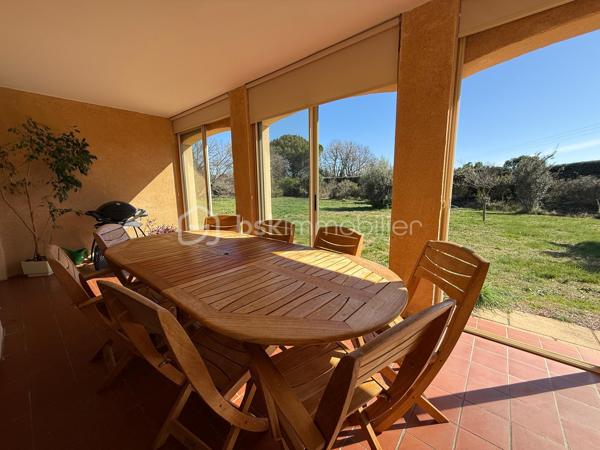 EXCLUSIVITÉ – PLATEAU DE PUYRICARD, CHEMIN D’OLIVARY. Au calme absolu, dans l’un des secteurs les plus recherchés d’Aix-en-Provence, découvrez cette propriété d’environ 230 m², implantée sur un superbe terrain arboré de 6 200 m² avec piscine et pool house.

La propriété comprend une maison principale T5 d’environ 200 m², principalement de plain-pied, ainsi qu’un T2 indépendant de 32 m² construit en 2019, idéal pour recevoir famille et amis, télétravailler ou envisager un revenu locatif.

La maison principale offre une belle pièce de vie avec séjour et cuisine semi-ouverte, prolongée par une vaste véranda lumineuse ouverte sur la nature. Le rez-de-chaussée comprend 3 chambres, 2 salles d’eau, un WC indépendant et une pièce supplémentaire pouvant devenir une chambre, un bureau, une salle de jeux ou une buanderie.

À l’étage, une mezzanine dessert une suite parentale avec salle d’eau et terrasse, bénéficiant d’une vue dégagée sur la campagne environnante.

À l’extérieur, le terrain de plus de 6 000 m², agrémenté de nombreux arbres, accueille une piscine avec pool house dans un environnement verdoyant et particulièrement calme, entre vignes et massif de la Trévaresse.

Les + : secteur recherché de Puyricard • Aix-en-Provence • 230 m² habitables • terrain 6 200 m² • piscine • pool house • T2 indépendant • maison principalement de plain-pied • chauffage au sol • fosse septique récente et conforme • eau du Canal de Provence • environnement naturel préservé.