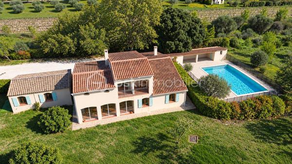 EXCLUSIVITÉ – PLATEAU DE PUYRICARD, CHEMIN D’OLIVARY. Au calme absolu, dans l’un des secteurs les plus recherchés d’Aix-en-Provence, découvrez cette propriété d’environ 230 m², implantée sur un superbe terrain arboré de 6 200 m² avec piscine et pool house.

La propriété comprend une maison principale T5 d’environ 200 m², principalement de plain-pied, ainsi qu’un T2 indépendant de 32 m² construit en 2019, idéal pour recevoir famille et amis, télétravailler ou envisager un revenu locatif.

La maison principale offre une belle pièce de vie avec séjour et cuisine semi-ouverte, prolongée par une vaste véranda lumineuse ouverte sur la nature. Le rez-de-chaussée comprend 3 chambres, 2 salles d’eau, un WC indépendant et une pièce supplémentaire pouvant devenir une chambre, un bureau, une salle de jeux ou une buanderie.

À l’étage, une mezzanine dessert une suite parentale avec salle d’eau et terrasse, bénéficiant d’une vue dégagée sur la campagne environnante.

À l’extérieur, le terrain de plus de 6 000 m², agrémenté de nombreux arbres, accueille une piscine avec pool house dans un environnement verdoyant et particulièrement calme, entre vignes et massif de la Trévaresse.

Les + : secteur recherché de Puyricard • Aix-en-Provence • 230 m² habitables • terrain 6 200 m² • piscine • pool house • T2 indépendant • maison principalement de plain-pied • chauffage au sol • fosse septique récente et conforme • eau du Canal de Provence • environnement naturel préservé.