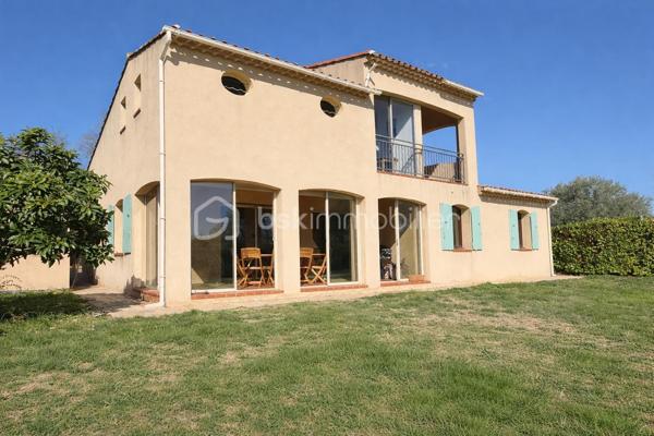 EXCLUSIVITÉ – PLATEAU DE PUYRICARD, CHEMIN D’OLIVARY. Au calme absolu, dans l’un des secteurs les plus recherchés d’Aix-en-Provence, découvrez cette propriété d’environ 230 m², implantée sur un superbe terrain arboré de 6 200 m² avec piscine et pool house.

La propriété comprend une maison principale T5 d’environ 200 m², principalement de plain-pied, ainsi qu’un T2 indépendant de 32 m² construit en 2019, idéal pour recevoir famille et amis, télétravailler ou envisager un revenu locatif.

La maison principale offre une belle pièce de vie avec séjour et cuisine semi-ouverte, prolongée par une vaste véranda lumineuse ouverte sur la nature. Le rez-de-chaussée comprend 3 chambres, 2 salles d’eau, un WC indépendant et une pièce supplémentaire pouvant devenir une chambre, un bureau, une salle de jeux ou une buanderie.

À l’étage, une mezzanine dessert une suite parentale avec salle d’eau et terrasse, bénéficiant d’une vue dégagée sur la campagne environnante.

À l’extérieur, le terrain de plus de 6 000 m², agrémenté de nombreux arbres, accueille une piscine avec pool house dans un environnement verdoyant et particulièrement calme, entre vignes et massif de la Trévaresse.

Les + : secteur recherché de Puyricard • Aix-en-Provence • 230 m² habitables • terrain 6 200 m² • piscine • pool house • T2 indépendant • maison principalement de plain-pied • chauffage au sol • fosse septique récente et conforme • eau du Canal de Provence • environnement naturel préservé.