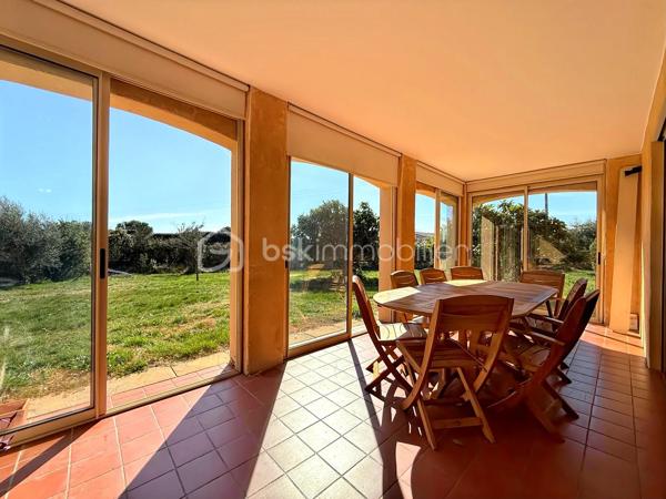 EXCLUSIVITÉ – PLATEAU DE PUYRICARD, CHEMIN D’OLIVARY. Au calme absolu, dans l’un des secteurs les plus recherchés d’Aix-en-Provence, découvrez cette propriété d’environ 230 m², implantée sur un superbe terrain arboré de 6 200 m² avec piscine et pool house.

La propriété comprend une maison principale T5 d’environ 200 m², principalement de plain-pied, ainsi qu’un T2 indépendant de 32 m² construit en 2019, idéal pour recevoir famille et amis, télétravailler ou envisager un revenu locatif.

La maison principale offre une belle pièce de vie avec séjour et cuisine semi-ouverte, prolongée par une vaste véranda lumineuse ouverte sur la nature. Le rez-de-chaussée comprend 3 chambres, 2 salles d’eau, un WC indépendant et une pièce supplémentaire pouvant devenir une chambre, un bureau, une salle de jeux ou une buanderie.

À l’étage, une mezzanine dessert une suite parentale avec salle d’eau et terrasse, bénéficiant d’une vue dégagée sur la campagne environnante.

À l’extérieur, le terrain de plus de 6 000 m², agrémenté de nombreux arbres, accueille une piscine avec pool house dans un environnement verdoyant et particulièrement calme, entre vignes et massif de la Trévaresse.

Les + : secteur recherché de Puyricard • Aix-en-Provence • 230 m² habitables • terrain 6 200 m² • piscine • pool house • T2 indépendant • maison principalement de plain-pied • chauffage au sol • fosse septique récente et conforme • eau du Canal de Provence • environnement naturel préservé.