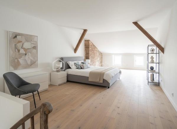 Vous recherchez un projet de rénovation offrant de beaux volumes et de nombreuses possibilités d’aménagement ? Située à Monclar, à seulement 25 minutes de Villeneuve-sur-Lot (environ 25 km) et à 40 minutes de Marmande (environ 36 km), cette maison de ville d’environ 180 m² habitables représente une belle opportunité pour les amateurs de rénovation ou les investisseurs à la recherche d’un bien à fort potentiel. Ses volumes généreux et ses nombreuses possibilités d’agencement permettent d’imaginer un projet personnalisé, que ce soit pour une résidence principale, un investissement locatif ou un projet patrimonial. Les travaux sont à prévoir dans leur intégralité, laissant la liberté de repenser les espaces selon vos envies.
Le bien se compose de :
•	Une pièce de vie. 
•	4 chambres. 
•	Une pièce supplémentaire pouvant être aménagée en bureau, chambre d'appoint, salle de jeux ou espace de télétravail selon vos besoins. 
•	Une buanderie. 
•	Un cellier. 
•	Des combles aménagés et chauffés, intégrés à la surface habitable. 
•	Un espace de combles complémentaire d'environ 10 m², offrant un potentiel de rangement ou d'aménagement. 
Les prestations comprennent également :
•	Plusieurs cheminées ouvertes, réparties entre le séjour et certaines chambres, apportant charme et authenticité. 
•	Une pompe à chaleur. 
•	Un ballon thermodynamique pour la production d'eau chaude. 
•	Un sous-sol d'environ 53 m², idéal pour le stockage, un atelier ou un espace technique. 
DPE : C (établi sur une base théorique).

Cette maison représente une belle opportunité pour créer un lieu de vie entièrement personnalisé tout en bénéficiant d'équipements de chauffage déjà installés et performants.
N'hésitez pas à me contacter pour tout renseignement complémentaire ou pour organiser une visite.
Afin de faciliter la projection, les dernières photos de l'annonce présentent des simulations d'aménagement réalisées à titre indicatif. Elles illustrent une possibilité de rénovation et ne correspondent pas à l'état actuel du bien.