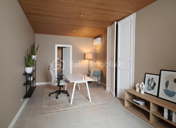 Vous recherchez un projet de rénovation offrant de beaux volumes et de nombreuses possibilités d’aménagement ? Située à Monclar, à seulement 25 minutes de Villeneuve-sur-Lot (environ 25 km) et à 40 minutes de Marmande (environ 36 km), cette maison de ville d’environ 180 m² habitables représente une belle opportunité pour les amateurs de rénovation ou les investisseurs à la recherche d’un bien à fort potentiel. Ses volumes généreux et ses nombreuses possibilités d’agencement permettent d’imaginer un projet personnalisé, que ce soit pour une résidence principale, un investissement locatif ou un projet patrimonial. Les travaux sont à prévoir dans leur intégralité, laissant la liberté de repenser les espaces selon vos envies.
Le bien se compose de :
•	Une pièce de vie. 
•	4 chambres. 
•	Une pièce supplémentaire pouvant être aménagée en bureau, chambre d'appoint, salle de jeux ou espace de télétravail selon vos besoins. 
•	Une buanderie. 
•	Un cellier. 
•	Des combles aménagés et chauffés, intégrés à la surface habitable. 
•	Un espace de combles complémentaire d'environ 10 m², offrant un potentiel de rangement ou d'aménagement. 
Les prestations comprennent également :
•	Plusieurs cheminées ouvertes, réparties entre le séjour et certaines chambres, apportant charme et authenticité. 
•	Une pompe à chaleur. 
•	Un ballon thermodynamique pour la production d'eau chaude. 
•	Un sous-sol d'environ 53 m², idéal pour le stockage, un atelier ou un espace technique. 
DPE : C (établi sur une base théorique).

Cette maison représente une belle opportunité pour créer un lieu de vie entièrement personnalisé tout en bénéficiant d'équipements de chauffage déjà installés et performants.
N'hésitez pas à me contacter pour tout renseignement complémentaire ou pour organiser une visite.
Afin de faciliter la projection, les dernières photos de l'annonce présentent des simulations d'aménagement réalisées à titre indicatif. Elles illustrent une possibilité de rénovation et ne correspondent pas à l'état actuel du bien.