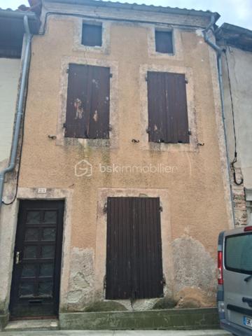 Vous recherchez un projet de rénovation offrant de beaux volumes et de nombreuses possibilités d’aménagement ? Située à Monclar, à seulement 25 minutes de Villeneuve-sur-Lot (environ 25 km) et à 40 minutes de Marmande (environ 36 km), cette maison de ville d’environ 180 m² habitables représente une belle opportunité pour les amateurs de rénovation ou les investisseurs à la recherche d’un bien à fort potentiel. Ses volumes généreux et ses nombreuses possibilités d’agencement permettent d’imaginer un projet personnalisé, que ce soit pour une résidence principale, un investissement locatif ou un projet patrimonial. Les travaux sont à prévoir dans leur intégralité, laissant la liberté de repenser les espaces selon vos envies.
Le bien se compose de :
•	Une pièce de vie. 
•	4 chambres. 
•	Une pièce supplémentaire pouvant être aménagée en bureau, chambre d'appoint, salle de jeux ou espace de télétravail selon vos besoins. 
•	Une buanderie. 
•	Un cellier. 
•	Des combles aménagés et chauffés, intégrés à la surface habitable. 
•	Un espace de combles complémentaire d'environ 10 m², offrant un potentiel de rangement ou d'aménagement. 
Les prestations comprennent également :
•	Plusieurs cheminées ouvertes, réparties entre le séjour et certaines chambres, apportant charme et authenticité. 
•	Une pompe à chaleur. 
•	Un ballon thermodynamique pour la production d'eau chaude. 
•	Un sous-sol d'environ 53 m², idéal pour le stockage, un atelier ou un espace technique. 
DPE : C (établi sur une base théorique).

Cette maison représente une belle opportunité pour créer un lieu de vie entièrement personnalisé tout en bénéficiant d'équipements de chauffage déjà installés et performants.
N'hésitez pas à me contacter pour tout renseignement complémentaire ou pour organiser une visite.
Afin de faciliter la projection, les dernières photos de l'annonce présentent des simulations d'aménagement réalisées à titre indicatif. Elles illustrent une possibilité de rénovation et ne correspondent pas à l'état actuel du bien.
