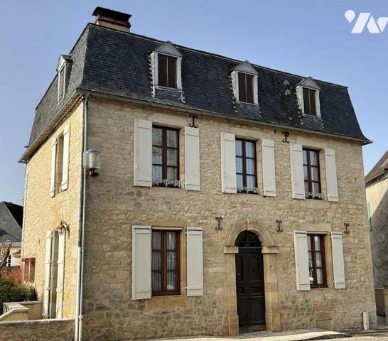 A VENDRE : Grande maison en pierre du 19ième, en bon état, avec 2 terrasses, située à environ 1...