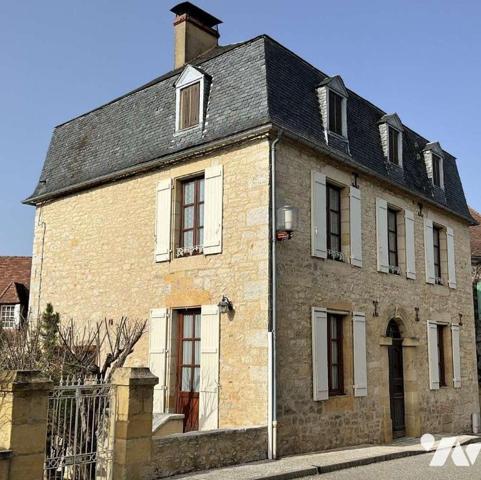 A VENDRE : Grande maison en pierre du 19ième, en bon état, avec 2 terrasses, située à environ 1...