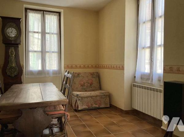 A VENDRE : Grande maison en pierre du 19ième, en bon état, avec 2 terrasses, située à environ 1...