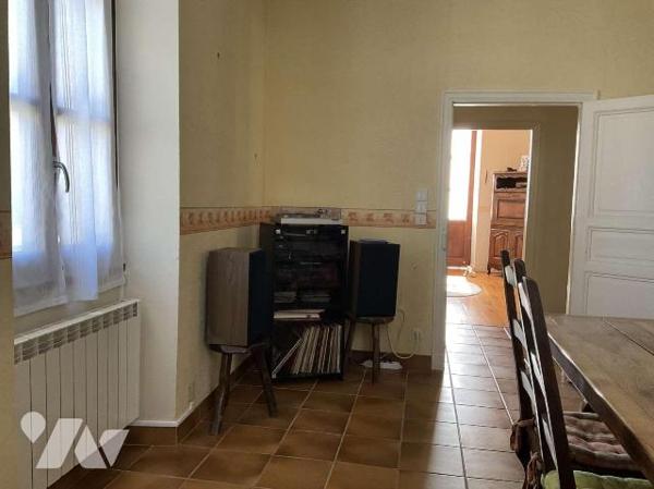 A VENDRE : Grande maison en pierre du 19ième, en bon état, avec 2 terrasses, située à environ 1...