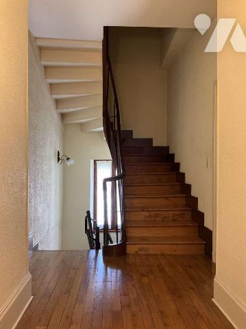 A VENDRE : Grande maison en pierre du 19ième, en bon état, avec 2 terrasses, située à environ 1...