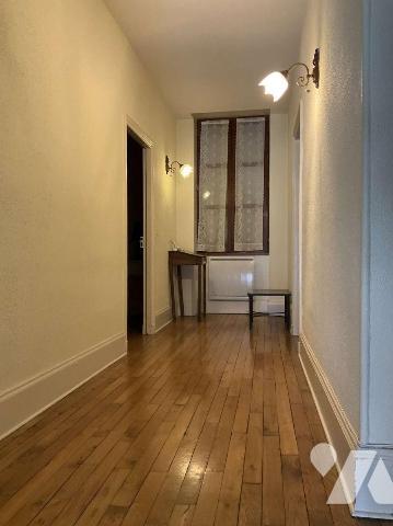 A VENDRE : Grande maison en pierre du 19ième, en bon état, avec 2 terrasses, située à environ 1...