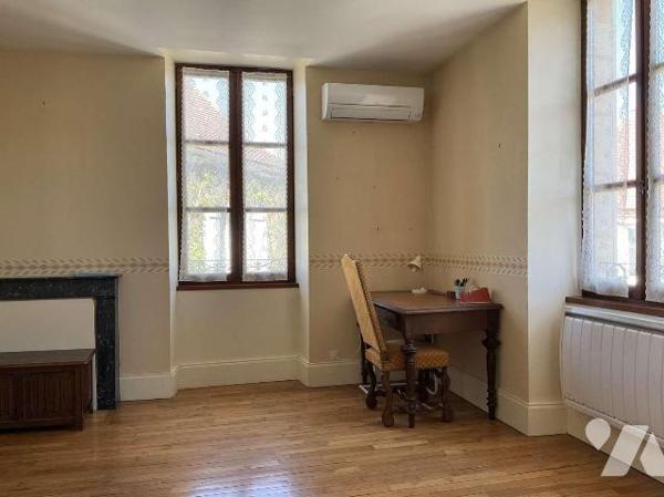 A VENDRE : Grande maison en pierre du 19ième, en bon état, avec 2 terrasses, située à environ 1...