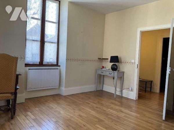 A VENDRE : Grande maison en pierre du 19ième, en bon état, avec 2 terrasses, située à environ 1...
