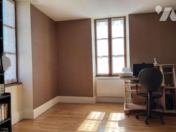A VENDRE : Grande maison en pierre du 19ième, en bon état, avec 2 terrasses, située à environ 1...