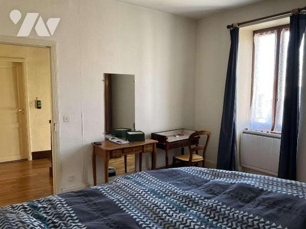 A VENDRE : Grande maison en pierre du 19ième, en bon état, avec 2 terrasses, située à environ 1...