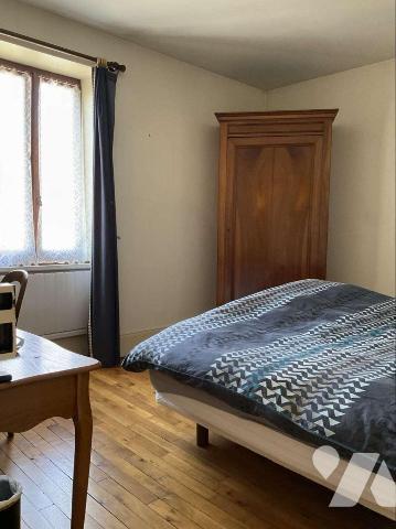 A VENDRE : Grande maison en pierre du 19ième, en bon état, avec 2 terrasses, située à environ 1...