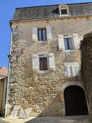 A VENDRE : Grande maison en pierre du 19ième, en bon état, avec 2 terrasses, située à environ 1...