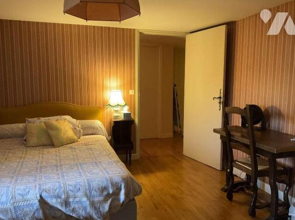 A VENDRE : Grande maison en pierre du 19ième, en bon état, avec 2 terrasses, située à environ 1...