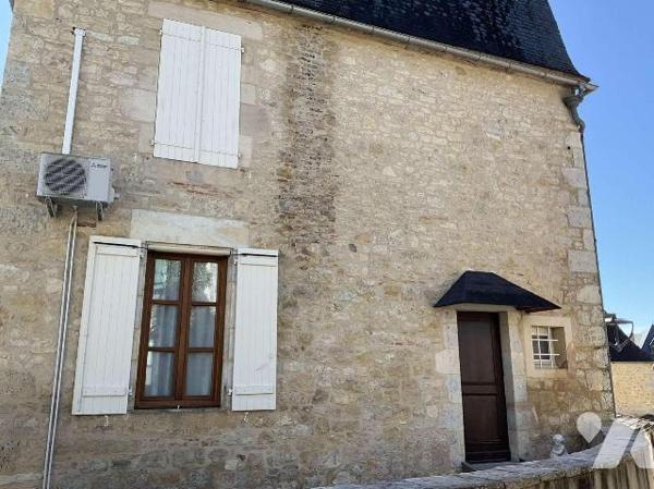 A VENDRE : Grande maison en pierre du 19ième, en bon état, avec 2 terrasses, située à environ 1...