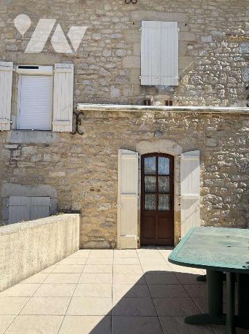 A VENDRE : Grande maison en pierre du 19ième, en bon état, avec 2 terrasses, située à environ 1...