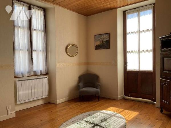 A VENDRE : Grande maison en pierre du 19ième, en bon état, avec 2 terrasses, située à environ 1...