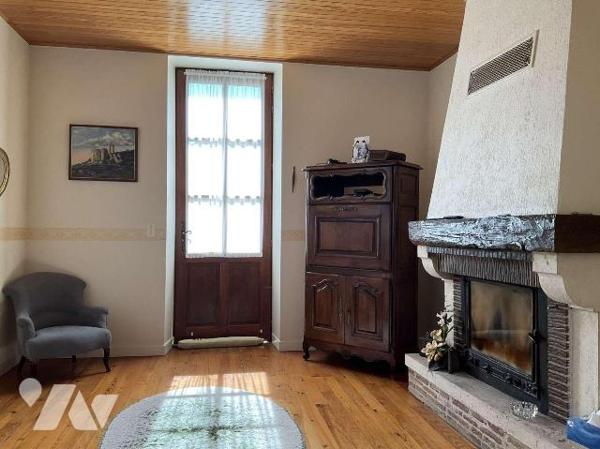 A VENDRE : Grande maison en pierre du 19ième, en bon état, avec 2 terrasses, située à environ 1...