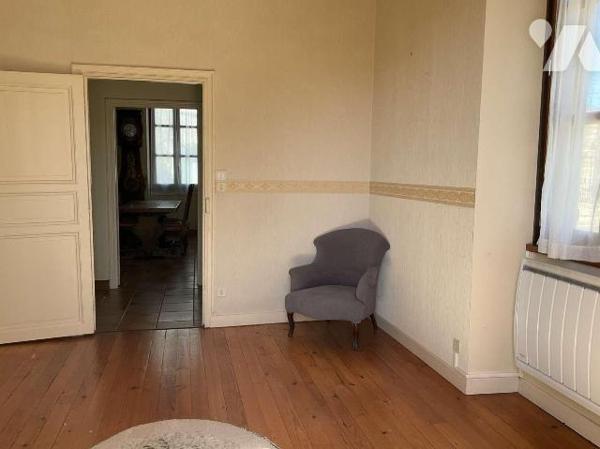 A VENDRE : Grande maison en pierre du 19ième, en bon état, avec 2 terrasses, située à environ 1...