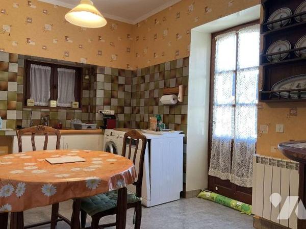 A VENDRE : Grande maison en pierre du 19ième, en bon état, avec 2 terrasses, située à environ 1...