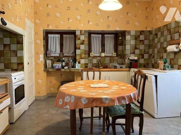 A VENDRE : Grande maison en pierre du 19ième, en bon état, avec 2 terrasses, située à environ 1...
