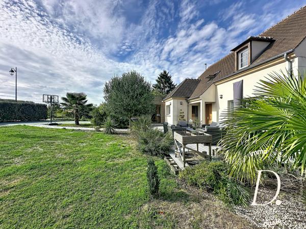 UNE MAISON SUR SOUS-SOL TOTAL QUI COCHE TOUTES LES CASES : VOLUMES, PISCINE, SOUS-SOL, CALME ET AUCUN TRAVAUX !