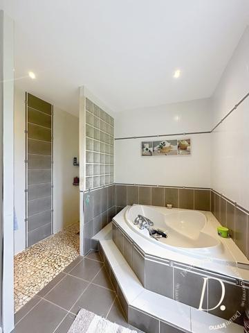 UNE MAISON SUR SOUS-SOL TOTAL QUI COCHE TOUTES LES CASES : VOLUMES, PISCINE, SOUS-SOL, CALME ET AUCUN TRAVAUX !