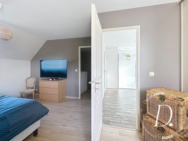 UNE MAISON SUR SOUS-SOL TOTAL QUI COCHE TOUTES LES CASES : VOLUMES, PISCINE, SOUS-SOL, CALME ET AUCUN TRAVAUX !