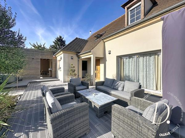 UNE MAISON SUR SOUS-SOL TOTAL QUI COCHE TOUTES LES CASES : VOLUMES, PISCINE, SOUS-SOL, CALME ET AUCUN TRAVAUX !