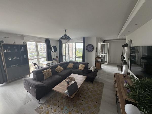 Appartement T5 de 103 m2 avec terrasse et garage.