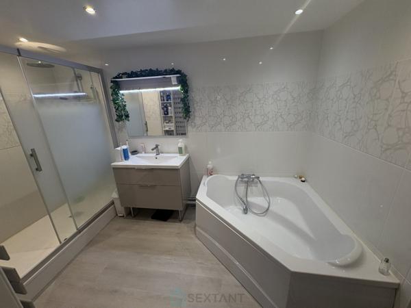 Appartement T5 de 103 m2 avec terrasse et garage.