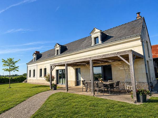 Longère de caractère avec piscine et vue dégagée sur la campagne