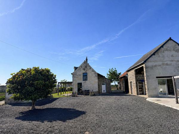 Longère de caractère avec piscine et vue dégagée sur la campagne