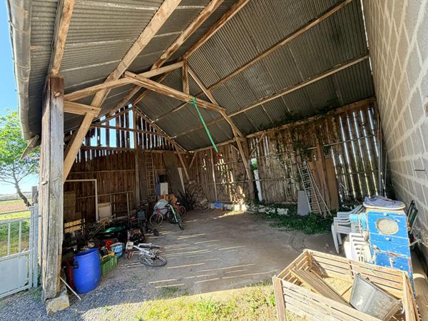 Longère de caractère avec piscine et vue dégagée sur la campagne